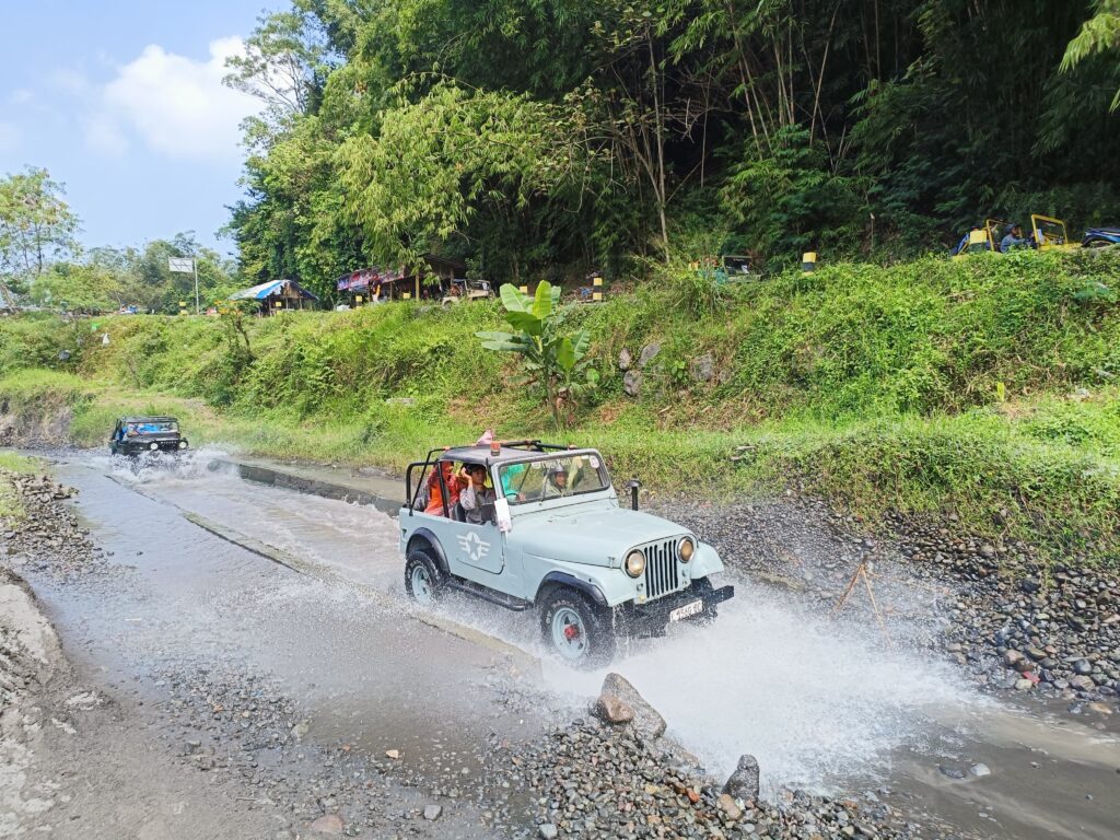 keseruan naik jeep